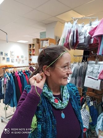 Frau ermittelt die Größe für eine Mütze