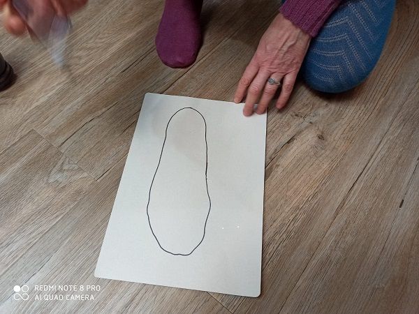 Fußumrandung auf einem Blatt draufgezeichnet