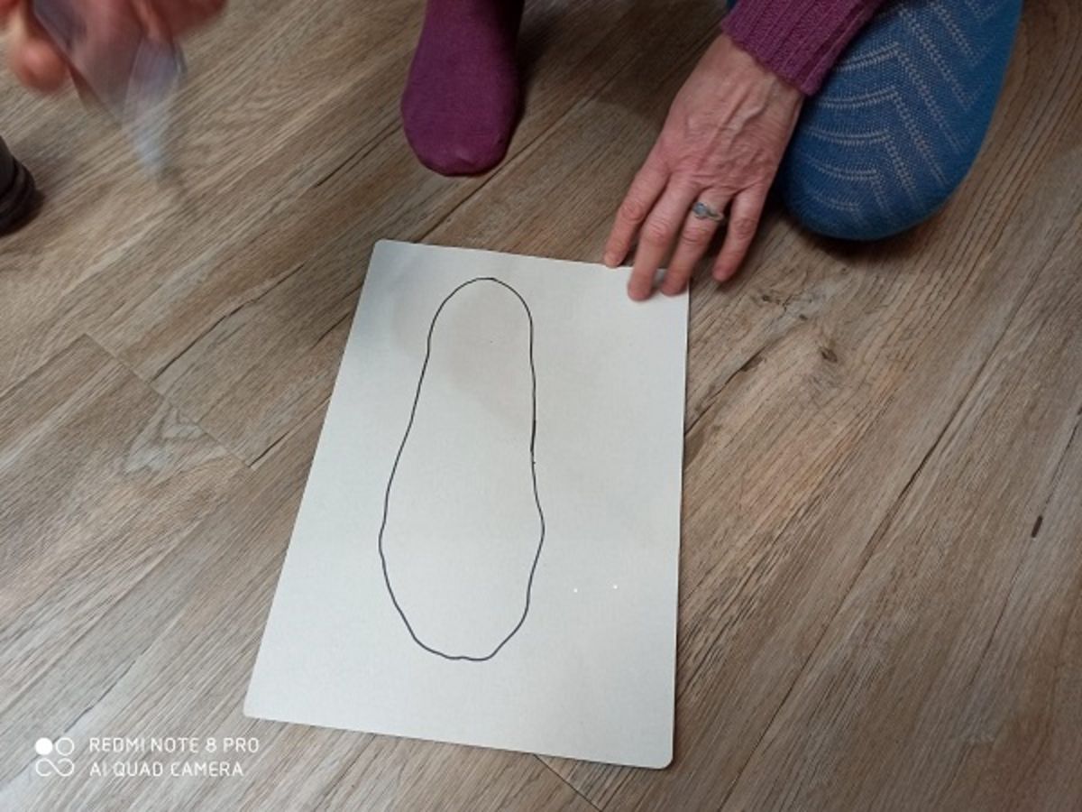 Fußumrandung auf einem Blatt drauf gezeichnet