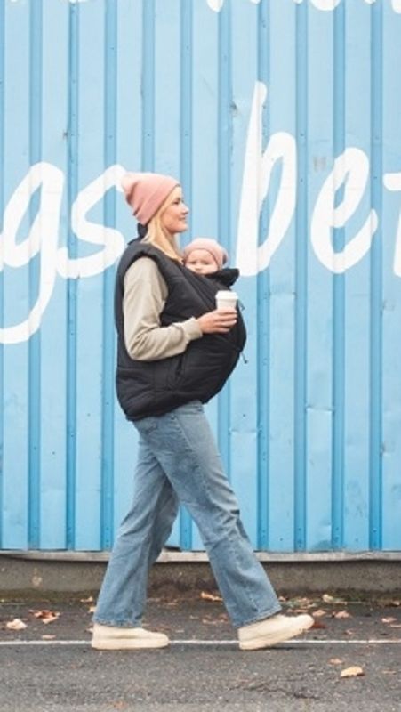 Mamalila Trageweste wird von einer Frau mit Kind getragen